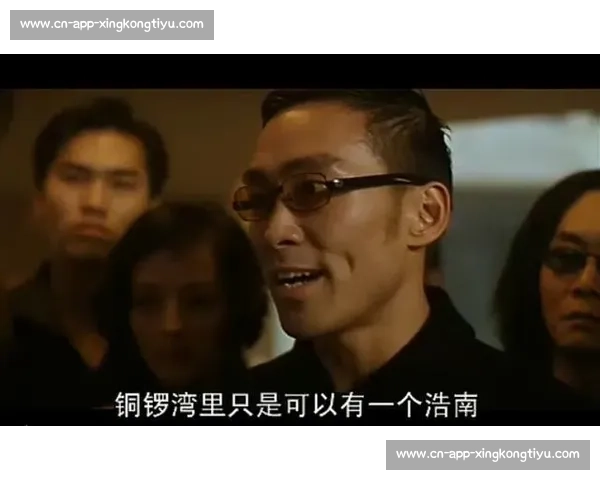 司徒浩南重出江湖！郑浩南香港街头再现经典造型，网友：青春回来了